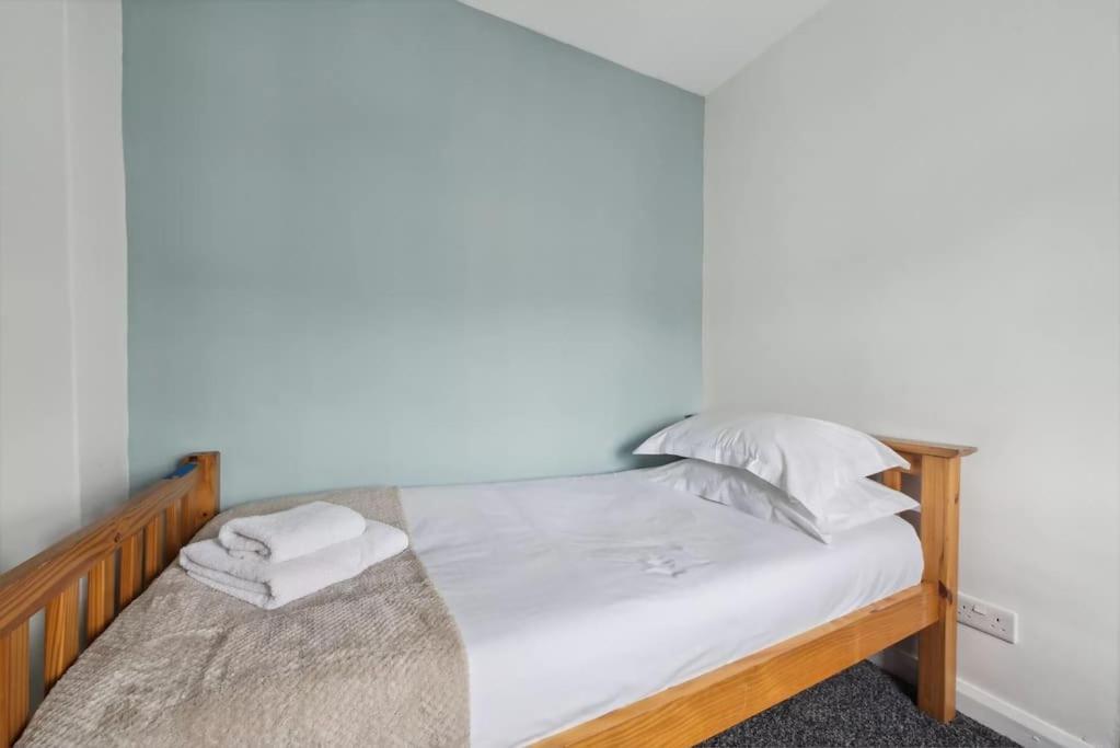 3 Bed House Up To Guests 7 In *